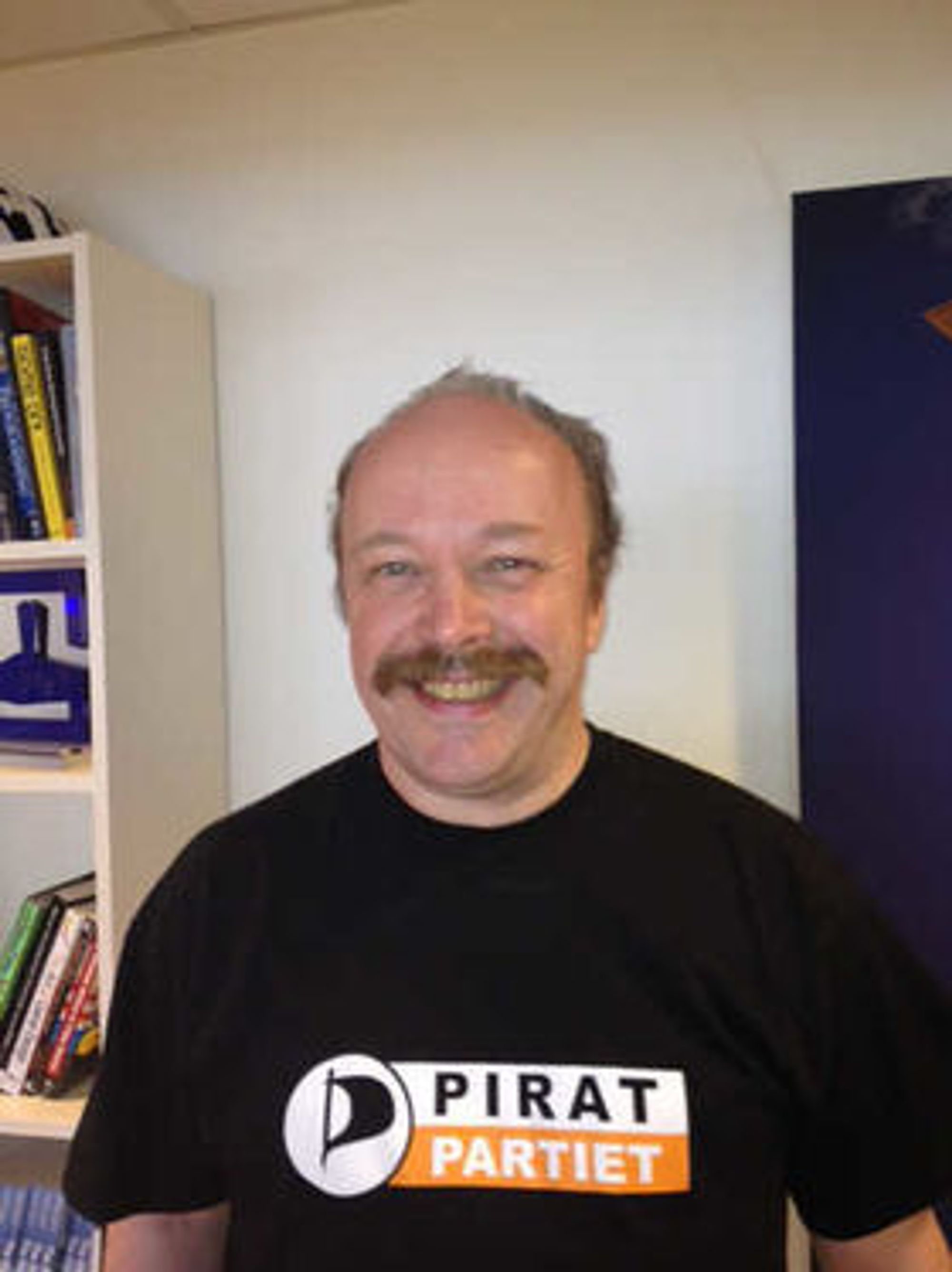 Piratpartiets leder, Geir Aaslid, mener det er et angrep på ytringsfriheten at Piratpartiet ble tvunget til å ta ned noden som rutet trafikk til fildelingstjenesten The Pirate Bay. 