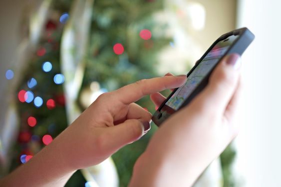 TILBEHØR: Hvor utbredt tror du det er å legge vekk mobiltelefonen når vi setter oss til bords for julemiddagen?
