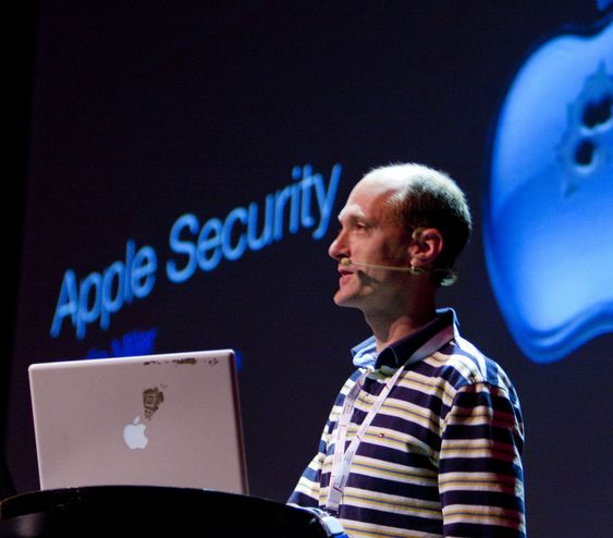 Charlie Miller under Paranoia 2010-konferansen i Oslo.