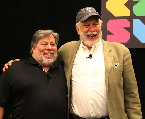GAMLE KOLLEGER: Bushnell er her avbildet sammen med Apples medgründer (til v.) Steve «The Woz» Wozniak, som han i sin tid ansatte.