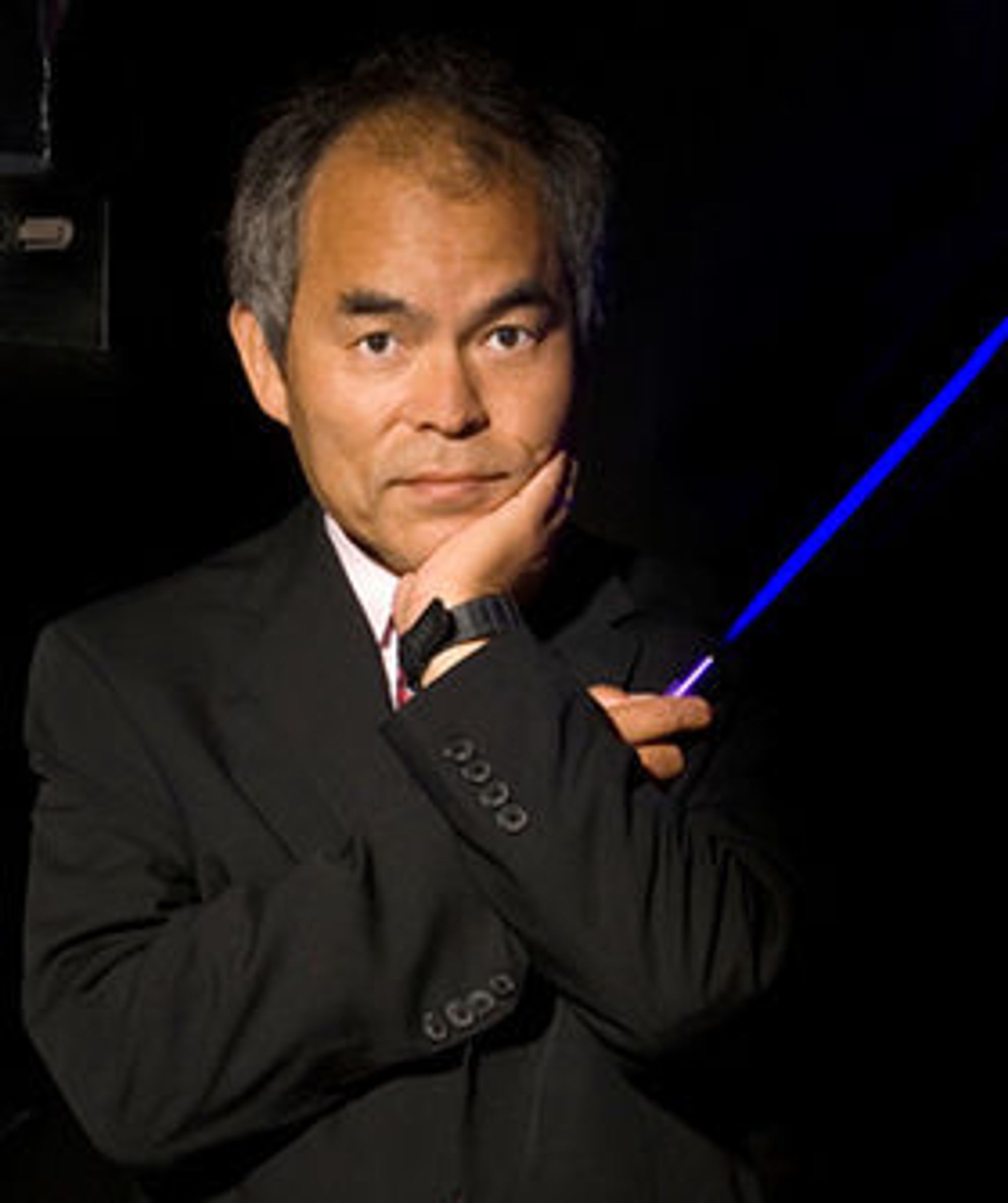Shuji Nakamura, den ene av årets Nobelpris-vinnere i fysikk, her med en lysstav med blå lysdiode.