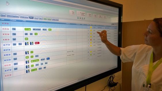 Slike elektroniske tavler skal tas i bruk på vaktrommene på det nye sykehuset i Østfold. På tavlen kan sykepleiere og leger blant annet se og redigere pasientinformasjon og -status, inkludert hvem som er ansvarlig for hver enkelt pasient.