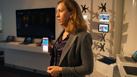 Victoria Erngard i Telenor viser frem Valyou - løsningen for mobil betaling.