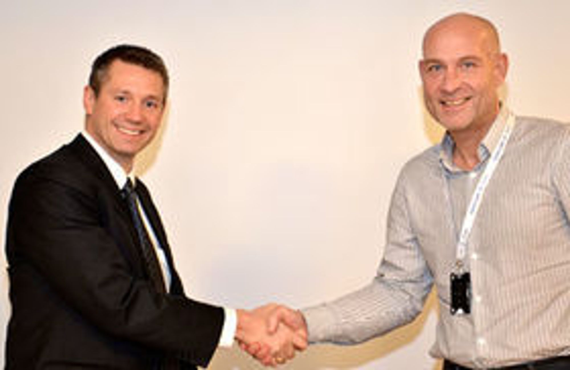 IBM Norges toppsjef (fra v.) Arne Norheim kan smile etter å ha signert kontrakt med Helse Midt-Norge og Trond Michael Andersen. Nå er de klare for første etappe i et prosjekt som tidligere ble stoppet.