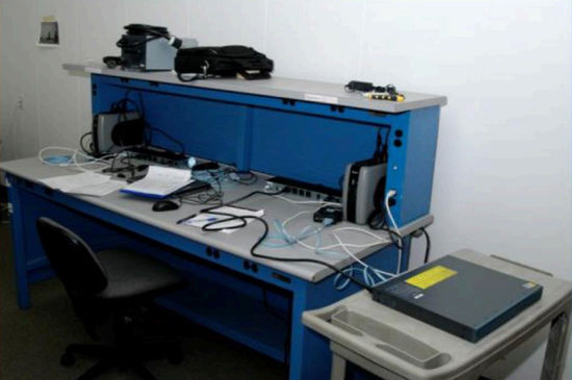 En «load station» er en hensiktsmessig arbeidsbenk der NSA tukler med utstyret.