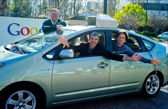 Googles styreformann, Eric Schmidt (bak bilen), og de to gründerne Larry Page og Sergey Brin (th) inne i bilen i 2011.