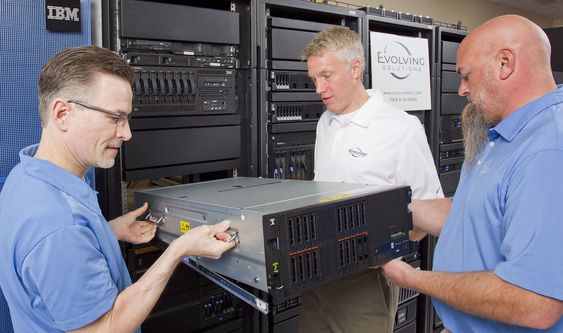 Installasjon av en IBM Power 840-server ved bedriften Evolving Soultions i Minnesota.