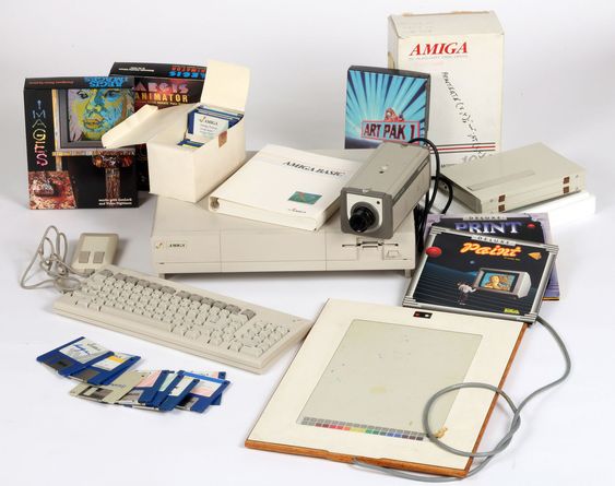 Commodore Amiga-utstyret Andy Warhol brukte. Fra bildet kan vi se at han både hadde digitale tegnebrett, et kamera (brukt som skanner?) og diverse programvare, inkludert klassikeren Deluxe Paint.