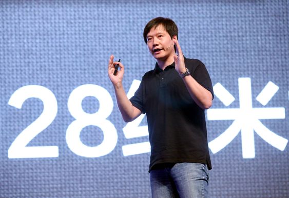 Olabukse og svart overdel under lanseringen av MI-2 i august 2012: Xiaomis toppsjef og gründer Lei Jun har Steve Jobs som forbilde.