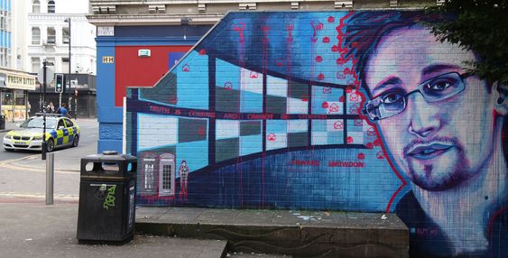 Her er den spionsiktede USA-varsleren avbildet som graffiti nord i Manchester, Storbritannia.