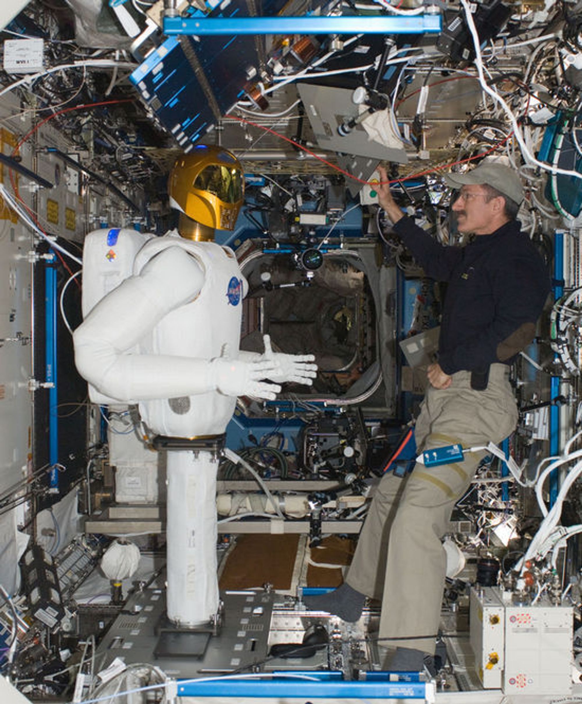 Robonaut 2 under testing ombord i ISS i februar 2013.