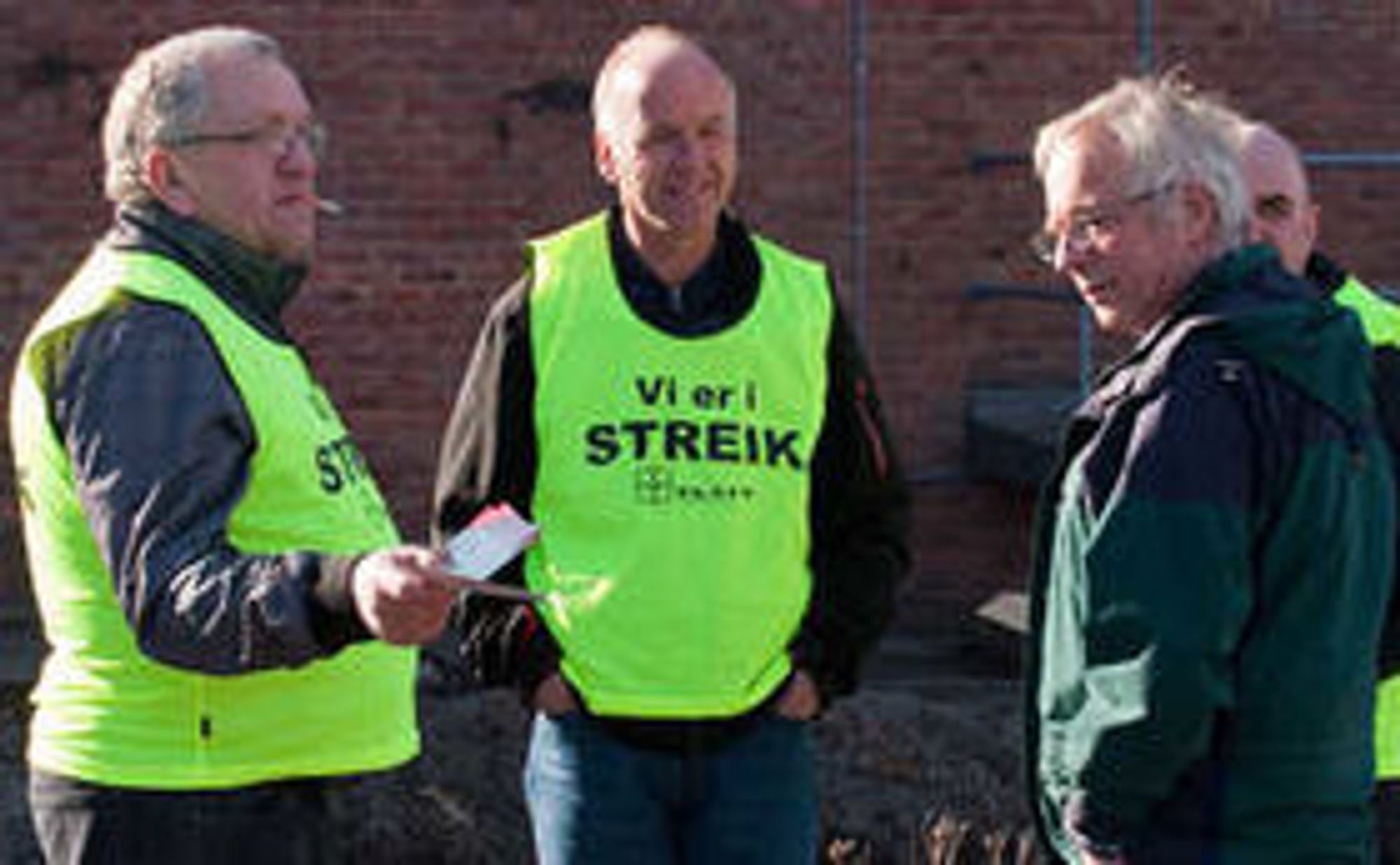 GOD STEMNING, men ikke alle tok imot løpesedlene. Fem streikende stilte seg opp utenfor Ateas hovedkontor fra klokken 07.30 tirsdag morgen.