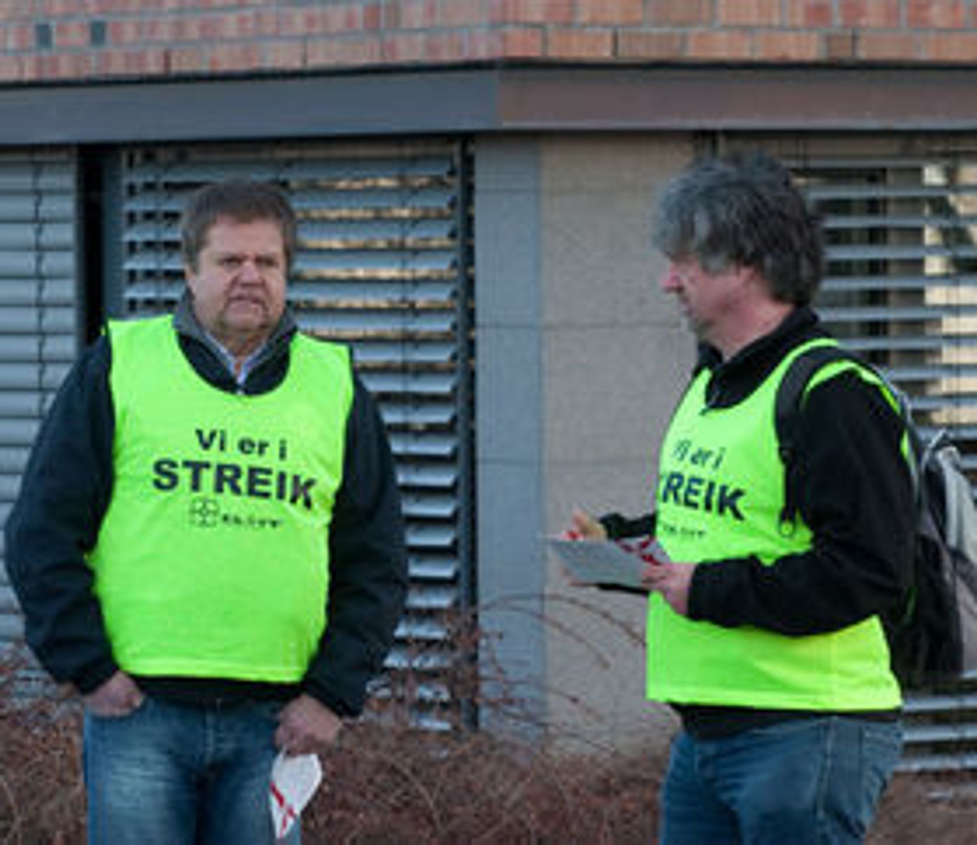 En småfrossen nestleder Fred Antonsen (til v.) i El & IT Forbundets klubb Atea delte tirsdag ut løpesedler for å informere om hvorfor de streiker.