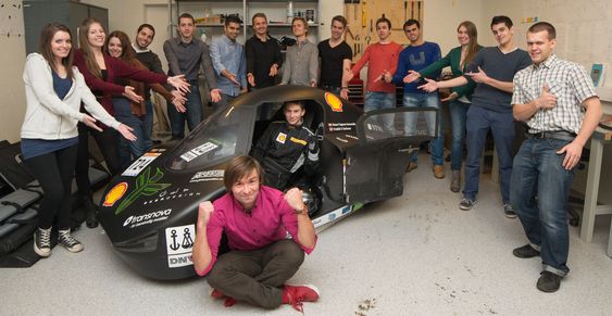 Hele DNV Fuel Fighter-teamet slik det så ut høsten 2012, sammen med selve bilen. Bildet er tatt inne på teamets verksted. Fra venstre: Alice Holm (NKF), Catrine Hernes Hovland, (Marina Pérez), Ruben Maisa, (Ulrich Feldinger), Siavash Naghdalikhani, Magnus Holmefjord, Andreas Severinsen, Fredrik Pettersen, Kristoffer Gryte, Borja Artés Artés, Vanja Gjelstenli, Víctor Pérez, Jostein Furseth. I bilen: John Ola Buøy. I front: Nikita Sinansky. Fraværende: Håvard Fadnes (NKF).