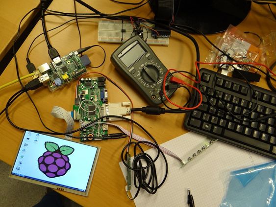 Studentene utvikler et modulbasert system som har flere oppgaver. Sentralt i systemet er Raspberry Pi-en og informasjonen som vises på den tilhørende trykkskjermen.