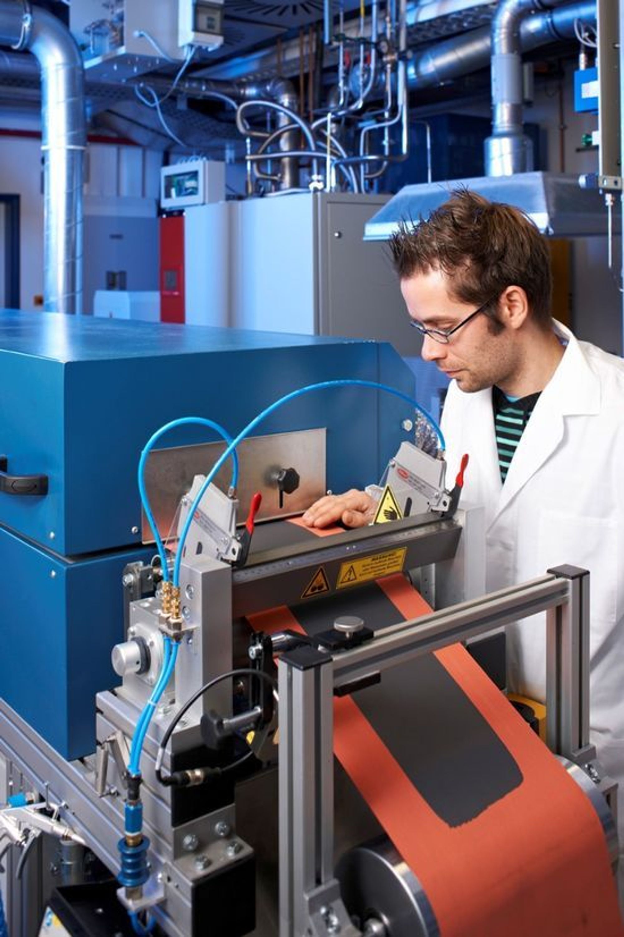 IWS-ansatt i gang med roll-to-roll-coating av elektrodene til litium-svovel-batterier.