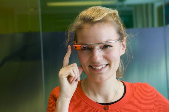 Googles Christine Sørensen viser en tidligere modell av teknobrillene til digi.no
