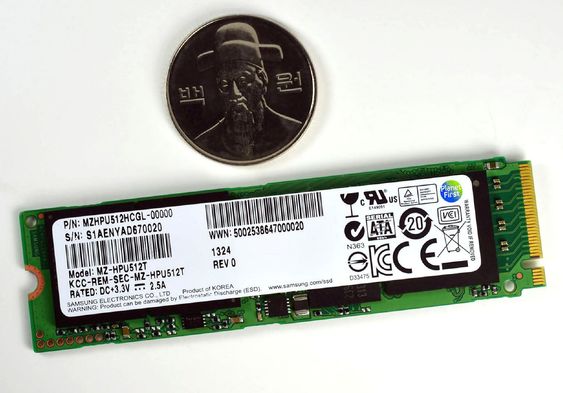 SSD fra Samsung med SATA-grensesnitt og M.2-formfaktor.