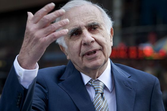 Den kjente og beryktede investoren Carl Icahn (bildet) går rettens vei for å stoppe Michael Dells oppkjøp.