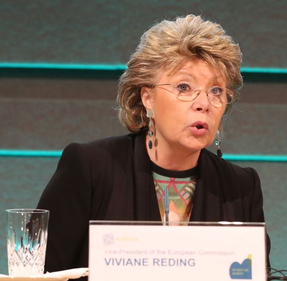 Viviane Reding sier er EU-kommisjonen vil revurdere Safe Harbour-avtalen med USA.