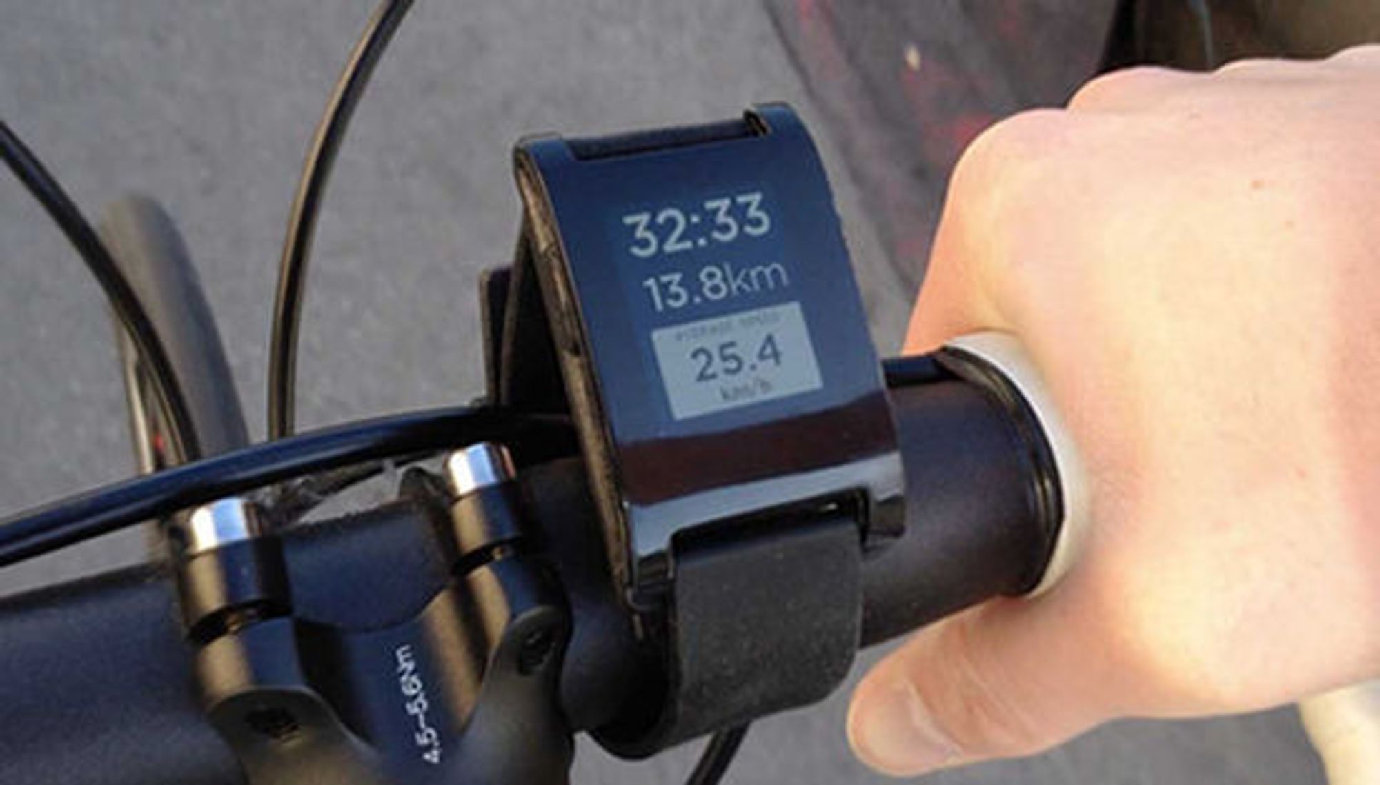 Sykkelapplikasjonen til Pebble henter posisjonsdata fra smartmobilen, og erstatter sykkelcomputeren.