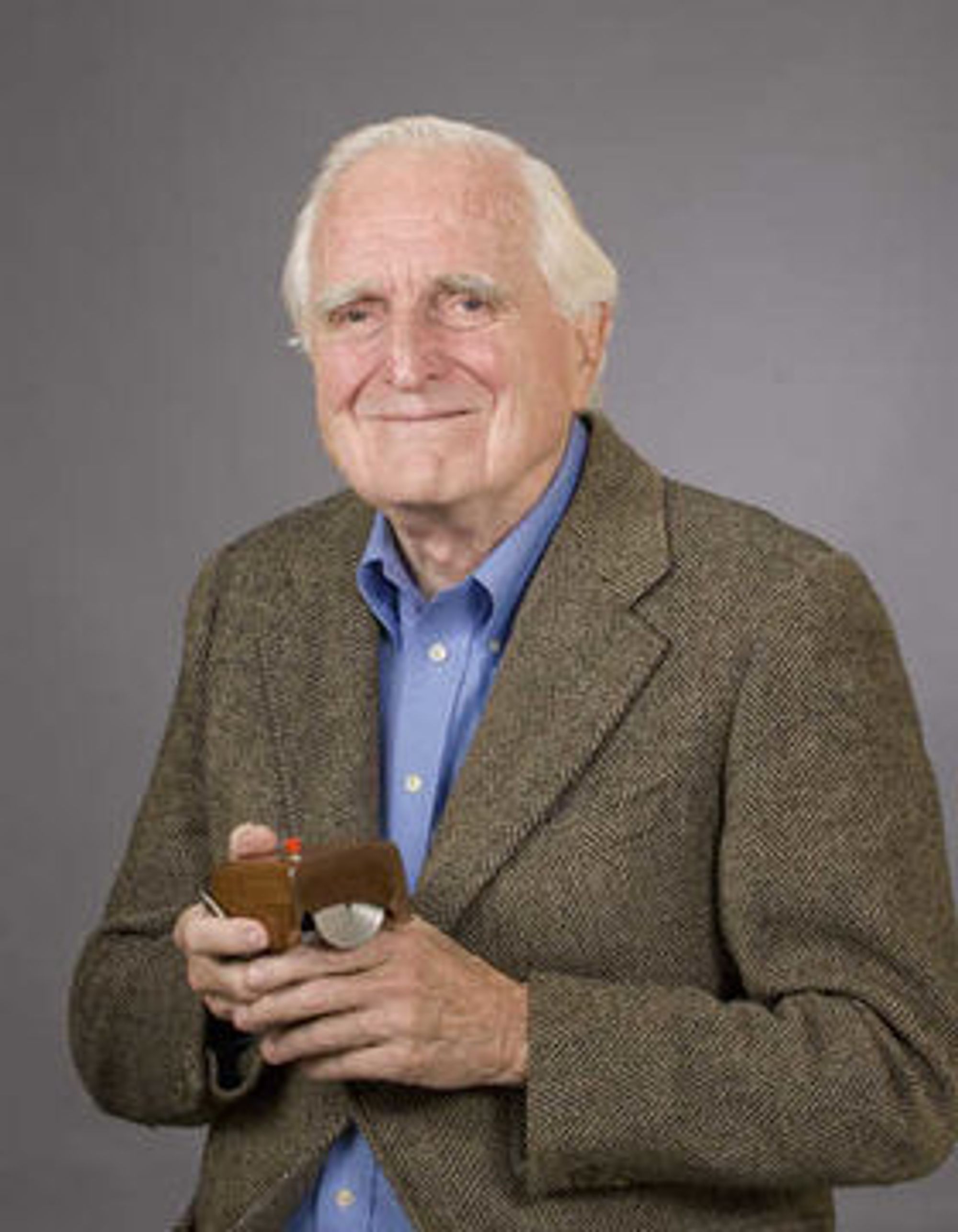 Douglas «Doug» Engelbart gikk bort tirsdag, 88 år gammel. Få har satt sitt spor så tydelig på det moderne samfunn som han. På bildet viser han frem sin mest kjente oppfinnelse, musen.