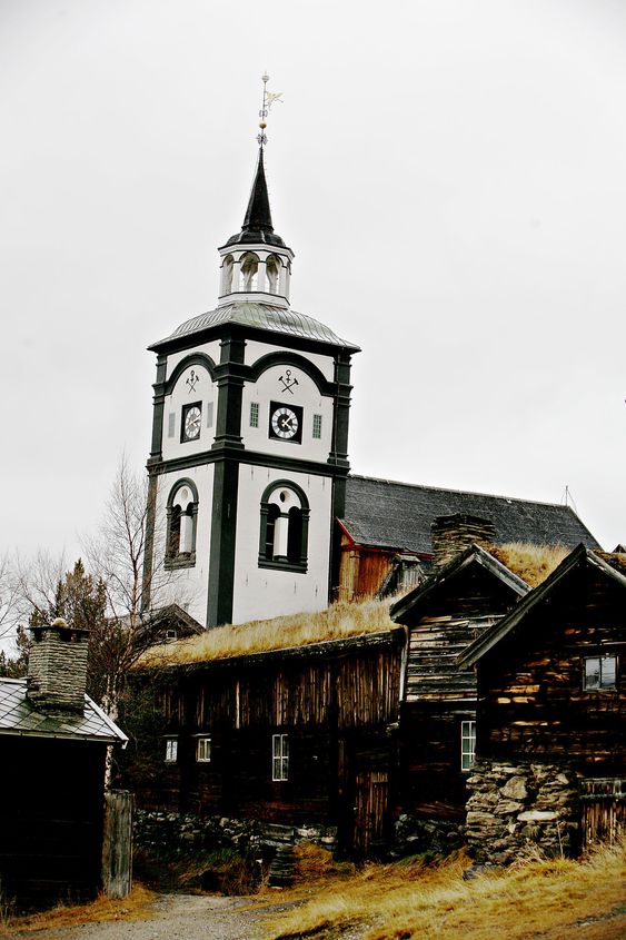 Evry skal drifte den norske kirkes registre, her representert med Røros Kirke.