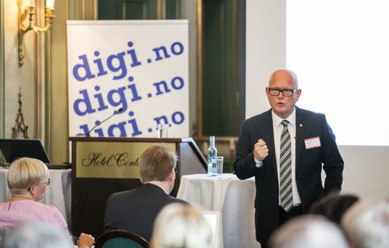 Skattedirektør Svein Kristensen holdt åpningsforedraget på digi.nos Toppmøte tidligere i sommer. Han blir i løpet av august erstattet av Hans Christian Holte. 