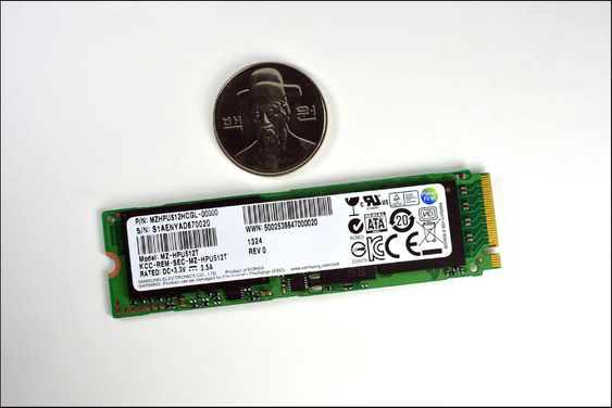 De nye SSD-ene fra Samsung er en smule mindre enn SSD-ene som vanligvis brukes av bærbare pc-er, men likevel mye raskere.