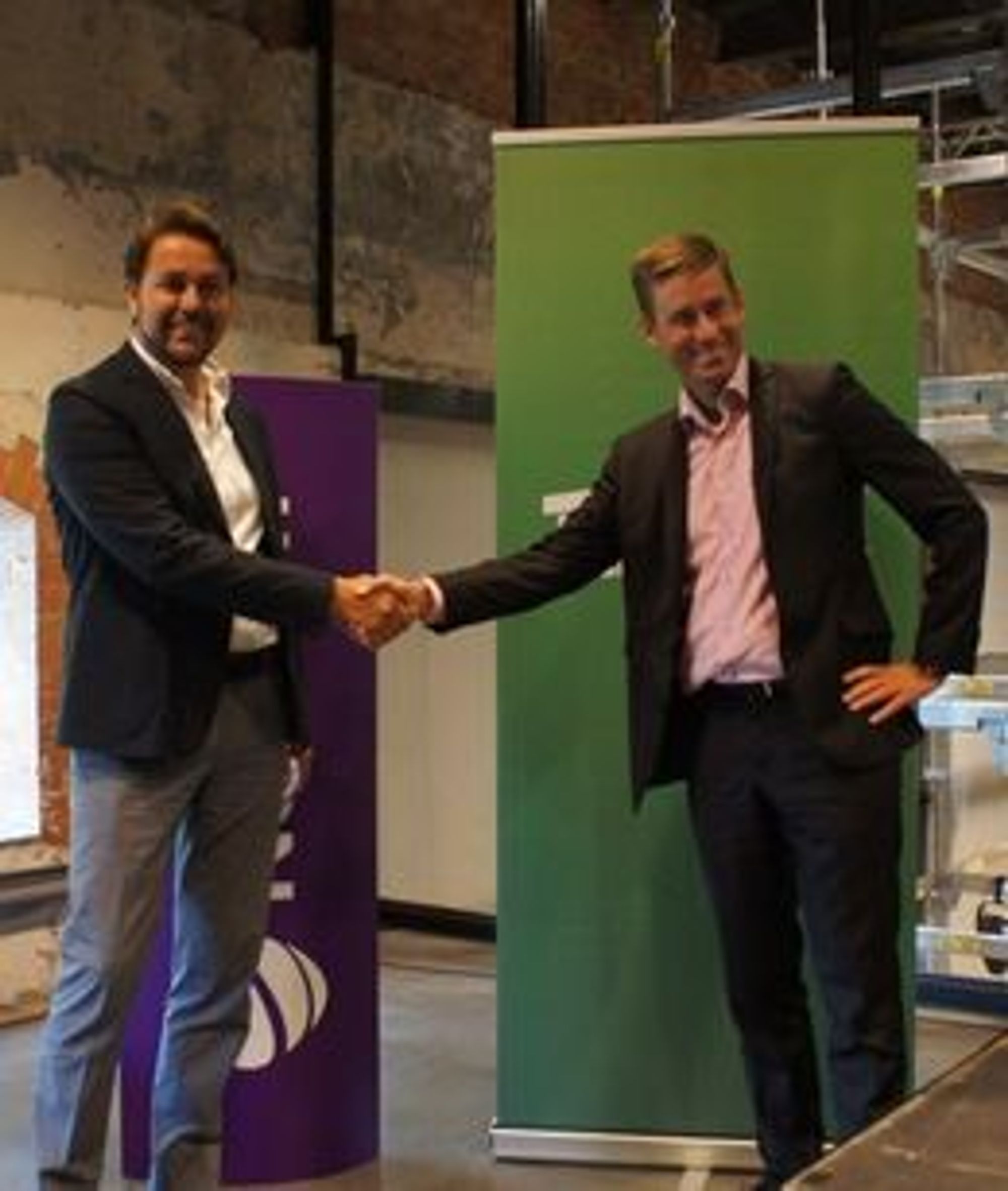 Tele2s norgessjef Arild Hustad og daværende Netcom-sjef August Baumann smilte bredt da oppkjøpet ble varslet i fjor sommer.