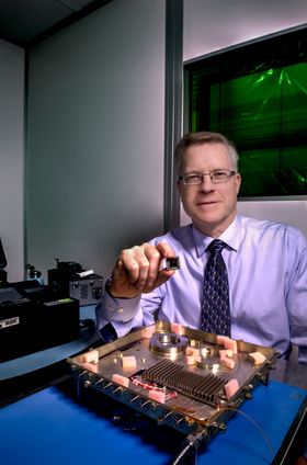 Mike Krainak i NASA med laser-basert modem og mikrobrikke.