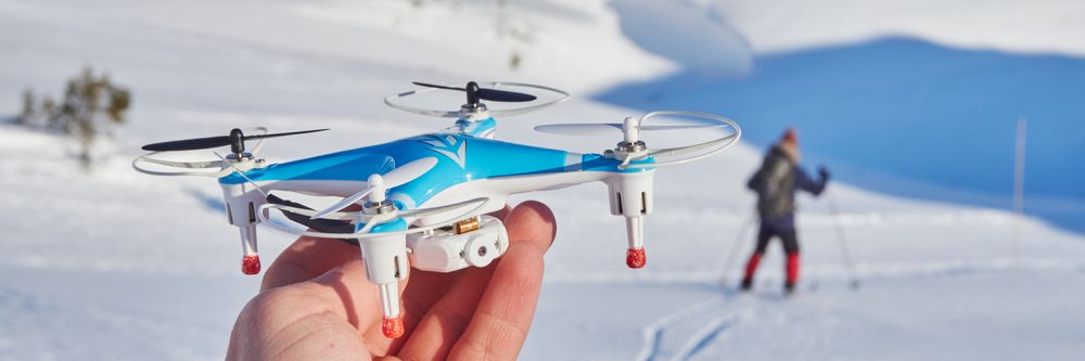 CX-30W-dronene egner seg dårlig til å ta med på skitur – de tåler ikke kulde, og du kan knapt puste på dem før de ikke greier å lette.