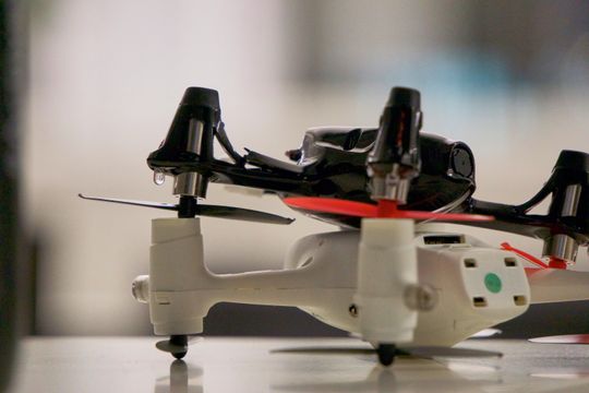 Her ser vi tydelig hovedforskjellen på beina: X4 HD har en leddmekanisme, mens X4 Plus mangler denne. Det er det imidlertid en god grunn til: den trenger det ikke.