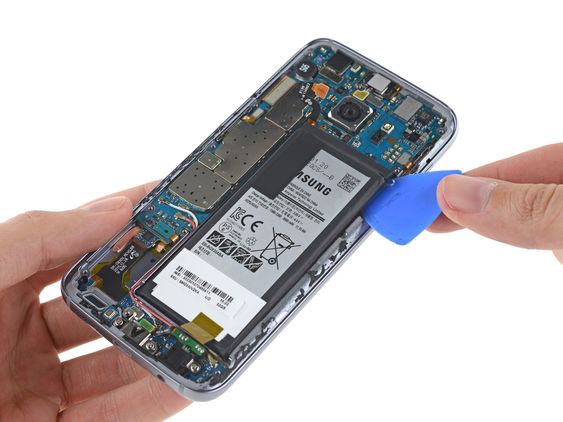 Det er tydeligvis ikke meningen at man skal kunne bytte ut batteriet – heller ikke på et verksted.