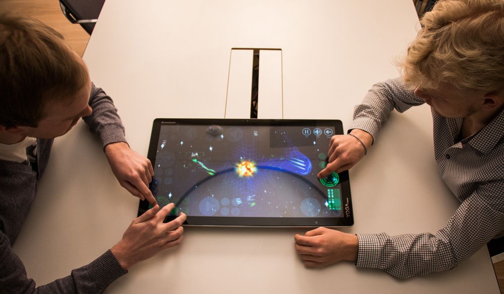 Spillene som følger med, og som kan åpnes via «Aura»-appen, er enten klumsete å styre, barnslige eller kjedelige. App Store og Google Plays utvalg på nettbrett slår «knockout» på Lenovos spillutvalg og egner seg for eksempel langt bedre til å underholde poden.