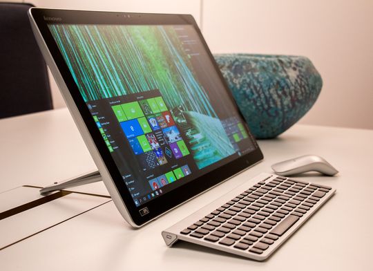 Avbildet med tastatur og mus er det lettere å se at Yoga Home 500 faktisk ikke er et nettbrett, men en «brettdatamaskin» (?).