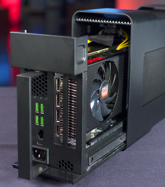 Razers «Core» XConnect-grafikkboks. Her med et AMD Radeon R9 Nano på innsiden. Det eksterne kabinettet har en integrert strømforsyning på inntil 375 watt og fungerer som en USB- og nettverkshub i tillegg.
