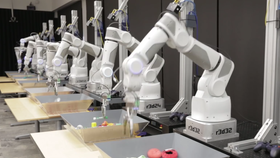 Google utvikler imidlertid også egen robotteknologi, som disse armene som lærer å gripe objekter.