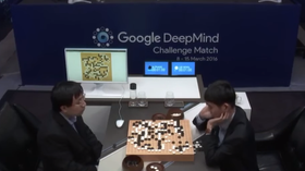 Her spiller Lee Sedol (t.h.) mot AlphaGo. Sistnevnte gikk seirende ut av kampen. Få trodde dette skulle være mulig før om en ti års tid.
