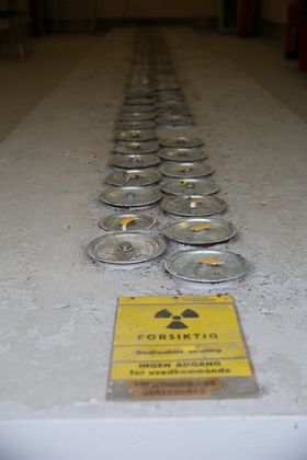 Brenselselementene lagret på Kjeller stammer fra JEEP I-reaktoren (1951-1966). Dette metalliske uranbrenselet omfatter både brensel til å drive reaktoren, men også eksperimentelle brenselselementer som det ble forsket på.