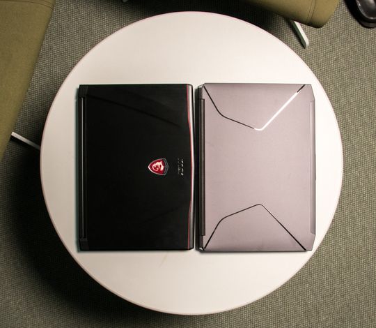 Vi synes Kunshan P640R viser seg fra sin beste side lukket. Størrelsesmessig er de ganske like, men MSI GS40 er 300 gram lettere.