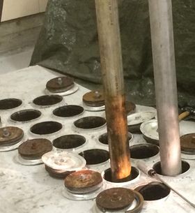 Fukt har trengt inn i stavbrønnen på Ife og ført til rust på beholderne for gammelt uranbrensel.