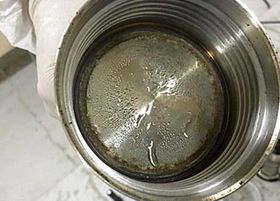 Lageret for historisk kjernefysisk brensel på Ife er plaget av fukt. Bildet viser vann på innsiden av et lokk.