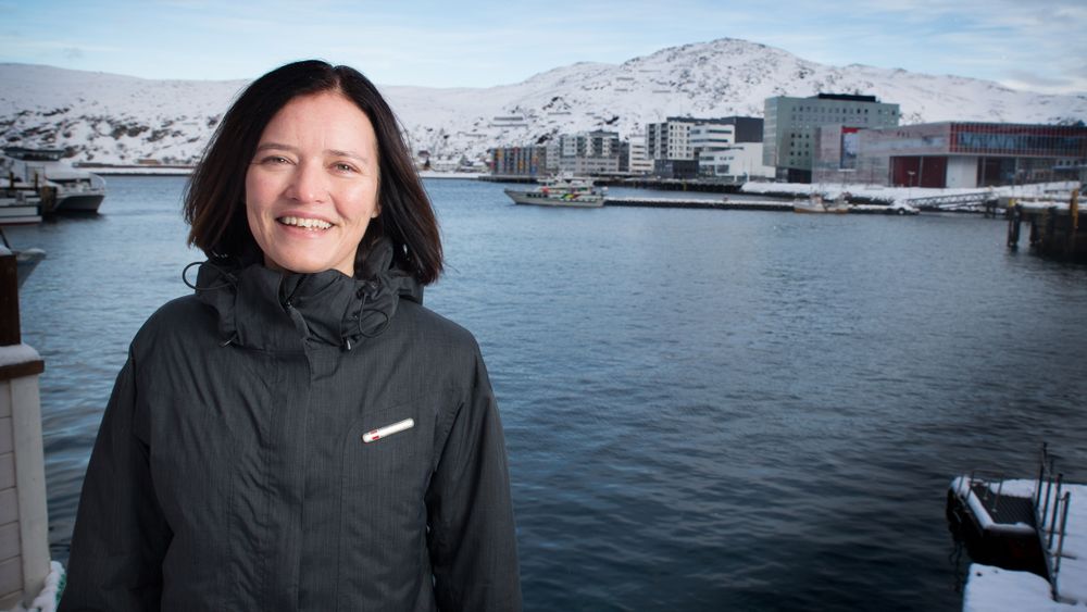 LYSE UTSIKTER: Jeanette Moland i Hammerfest Næringsinvest ser konturene av en storby bak seg, der hun har vært med som en av tilretteleggerne for videreutvikling av eiendom.
