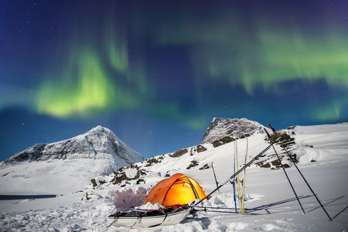 Det ser kanskje idyllisk ut, men la oss være realistiske: Det er kaldt! Dessuten er det ingen garanti for at været blir bra, og da er det greit å ha noe litt mer solid å bo i.
