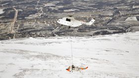 Mi-26 i aksjon rett før jul i 2012 da det løftet ned et av 330-skvadronens Sea King-helikoptre fra toppen av Divgagáisá i Porsanger.