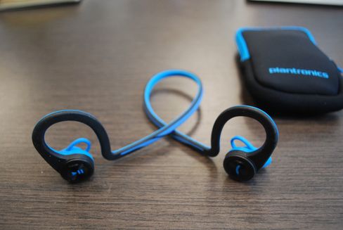 Plantronics BackBeat Fit ligger oppå og rundt øret, og har en halvstiv bøyre rundt nakken som ser ut til å tåle i alle fall litt mishandling.