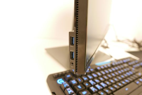 To av USB-portene sitter på siden av skjermen.