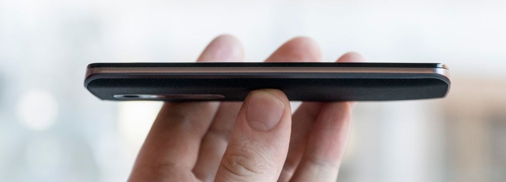 Den er litt tykkere enn telefoner flest, og har ganske stor ramme rundt skjermen. Ser du etter er det lett å finne tegn på at dette er en telefon som skal tåle mer, men den ser likevel ikke ut som en tank, slik mange av konkurrentene gjør.