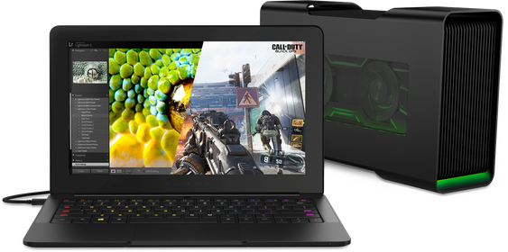 Razer Core kobles til den bærbare med en Thunderbolt-kabel.